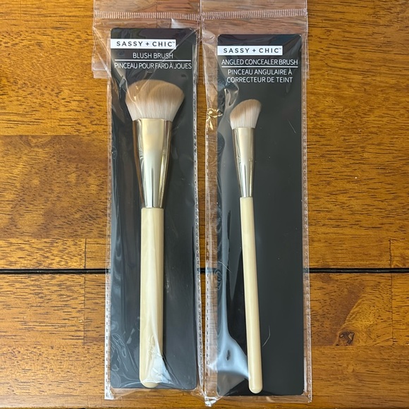 3 Bundled Brushes: Foundation, Blush, & Angled Concealer brushes. - Picture 4 of 8